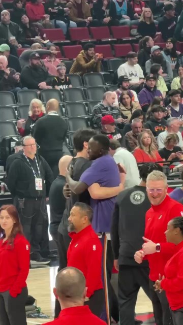 PG电子娱乐-好兄弟别来无恙！小吧捕捉到杨瀚森和马卢阿奇热情打招呼~