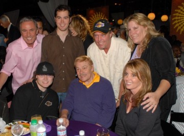 PG模拟器-ESPN：巴斯兄弟姐妹聚会时 只要不提湖人气氛就能很融洽