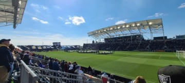 美国大联盟也开赛了 揭幕战近2万人球场几乎坐满