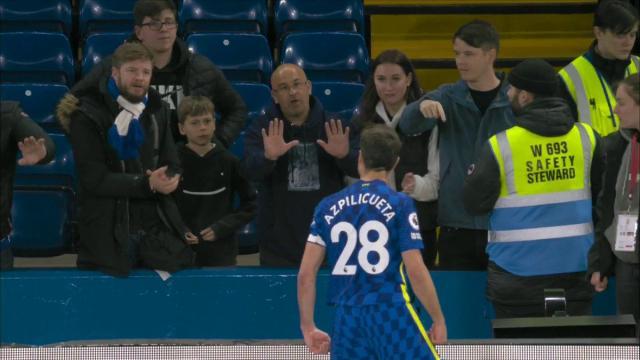 1650509822851029497.jpg Cesar-Azpilicueta-confronts-fans-after-Arsenal-defeat.jpg